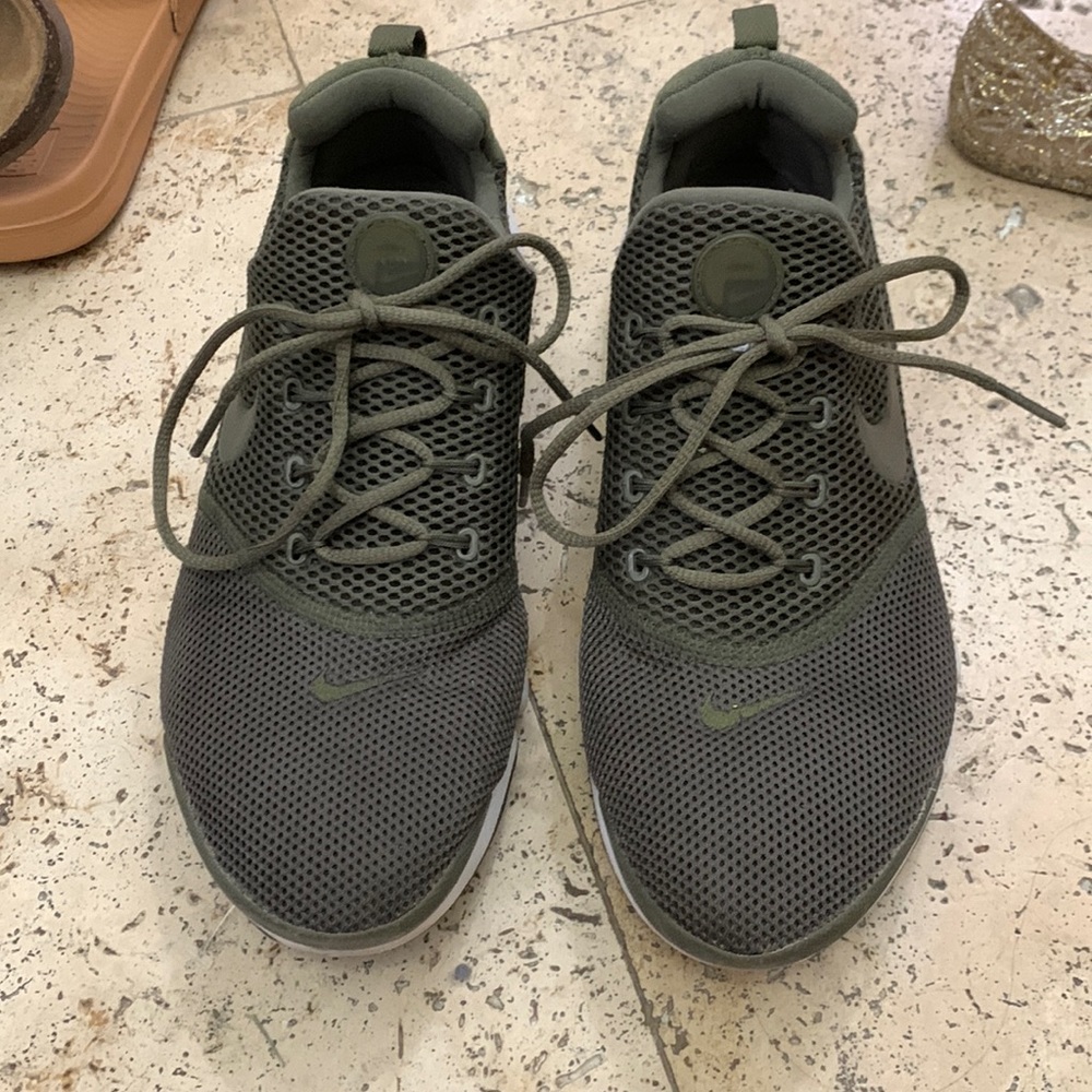 Nikes green mesh. Size is 7 YOUTH which is a Womens 9